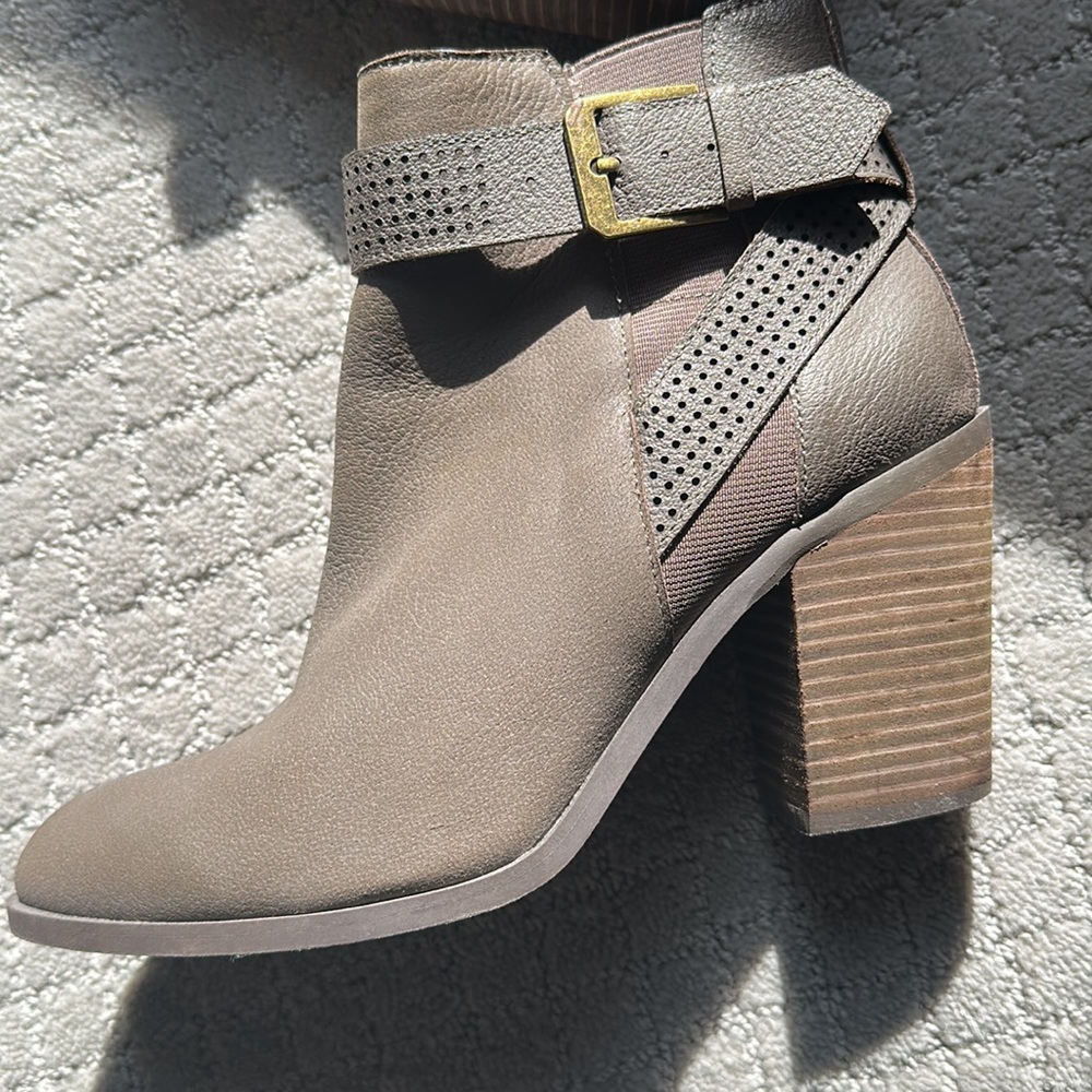 Crown Vintage bootie with buckle detail, 7.5M
